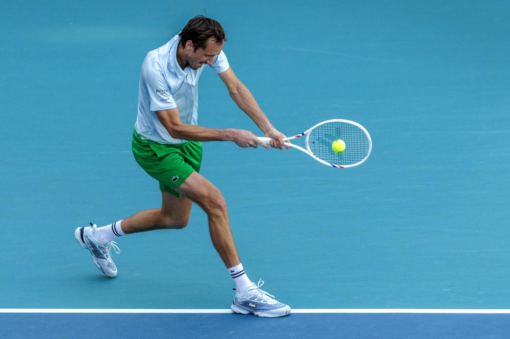 青岛伤兵满营迎常规赛！齐鲁德比争议判罚成导火索？