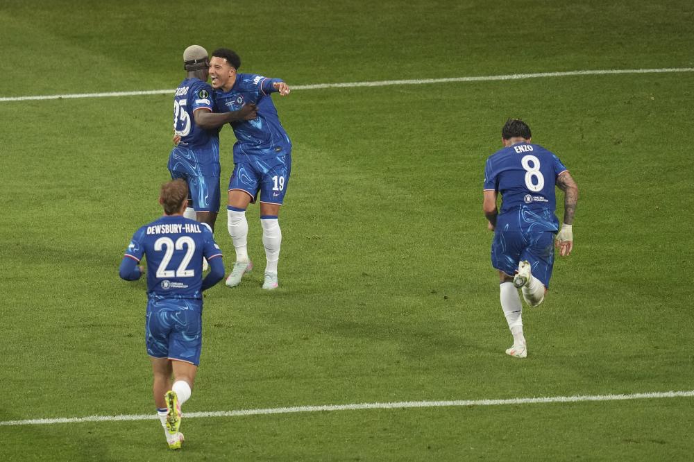 球星赛后把奖杯给队友，太暖心